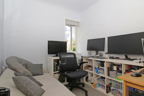 128 Prestbury Square, London, SE9 4NB