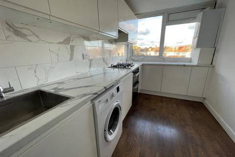 2 bedroom duplex to rent, Kirby Close, Hainault IG6