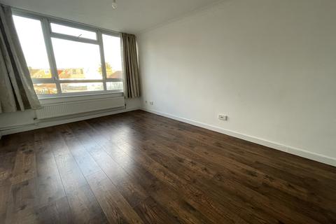 2 bedroom duplex to rent, Kirby Close, Hainault IG6