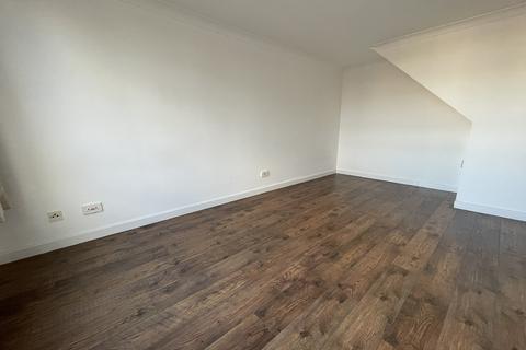 2 bedroom duplex to rent, Kirby Close, Hainault IG6