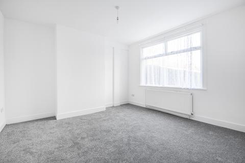 1 bedroom flat for sale, Hereward Gardens, London N13