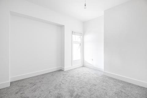 1 bedroom flat for sale, Hereward Gardens, London N13