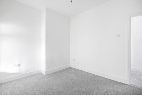 1 bedroom flat for sale, Hereward Gardens, London N13