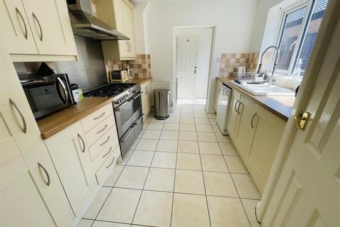 3 bedroom semi-detached house to rent, Weddington Road, Nuneaton