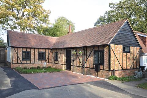 2 bedroom detached bungalow to rent, Hogscross Lane, Chipstead