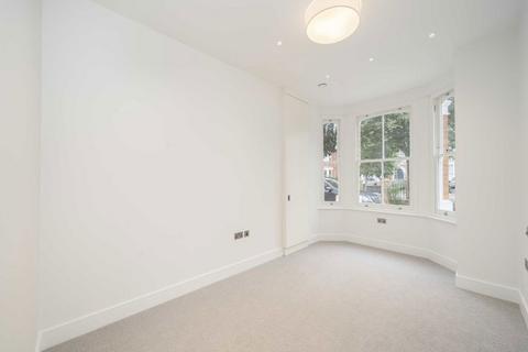 2 bedroom flat for sale, Twyford Avenue, London W3