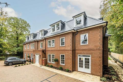 St. Georges Avenue, Weybridge KT13