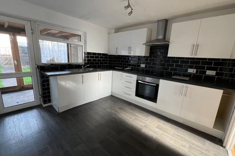 3 bedroom terraced house to rent, Strawberry Hall Lane, Newark, Notts, NG24