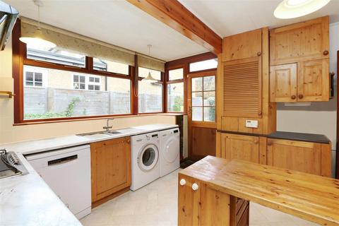 29 Sandy Ridge, Chislehurst, BR7 5DP