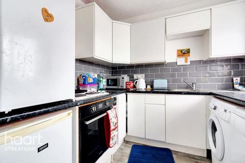 1 bedroom in a house share to rent, Lilian Road, London