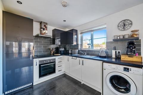 2 bedroom flat for sale, Wren Road, Hampshire SO50