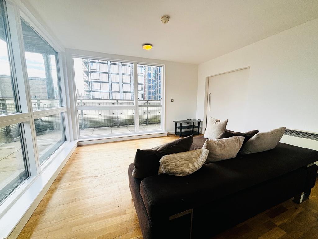 Gorgeous 2 bedroom city centre apartment with lar