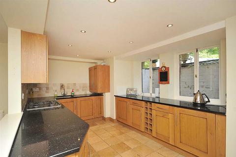 2 bedroom apartment to rent, St Margarets Road, Hale