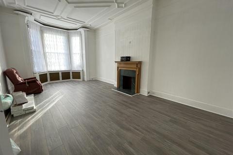 4 bedroom flat to rent, Compayne Gardens, South Hampstead, London