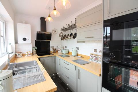 70 Bridgnorth Road, Wombourne, Wolverhampton, WV5 0AQ