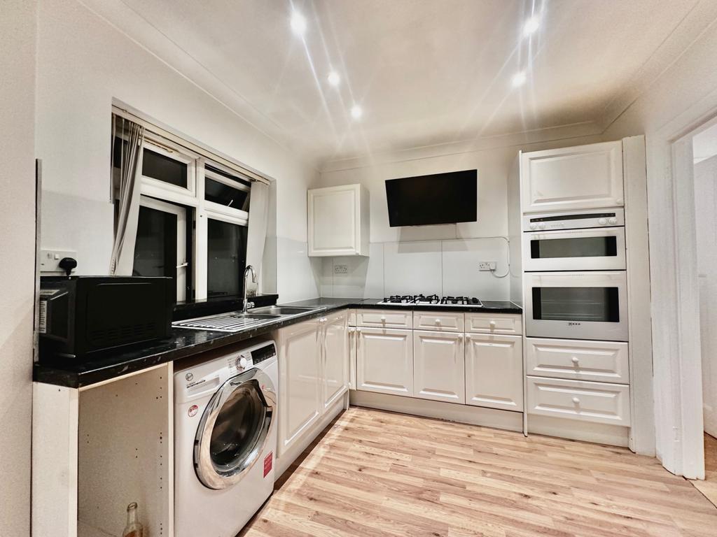 Spacious 3 Bedroom First Floor Flat to Let on Flo