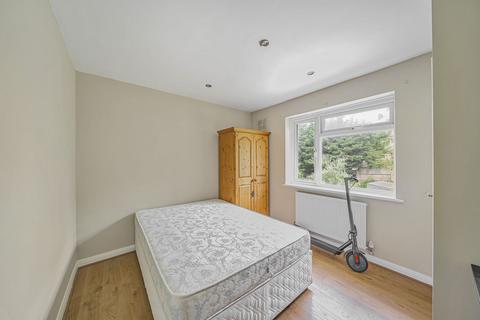 3 bedroom flat for sale, Edgeworth Close, London