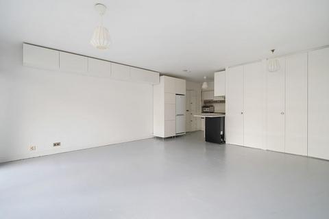 Studio to rent, John Trundle Court, Barbican, London, EC2Y