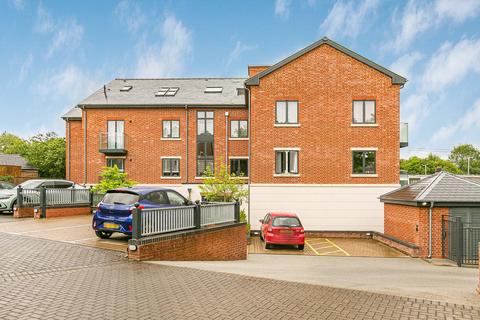 2 bedroom penthouse to rent, Park Lane Court, Knebworth SG3