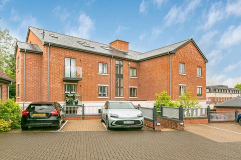 2 bedroom penthouse to rent, Park Lane Court, Knebworth SG3