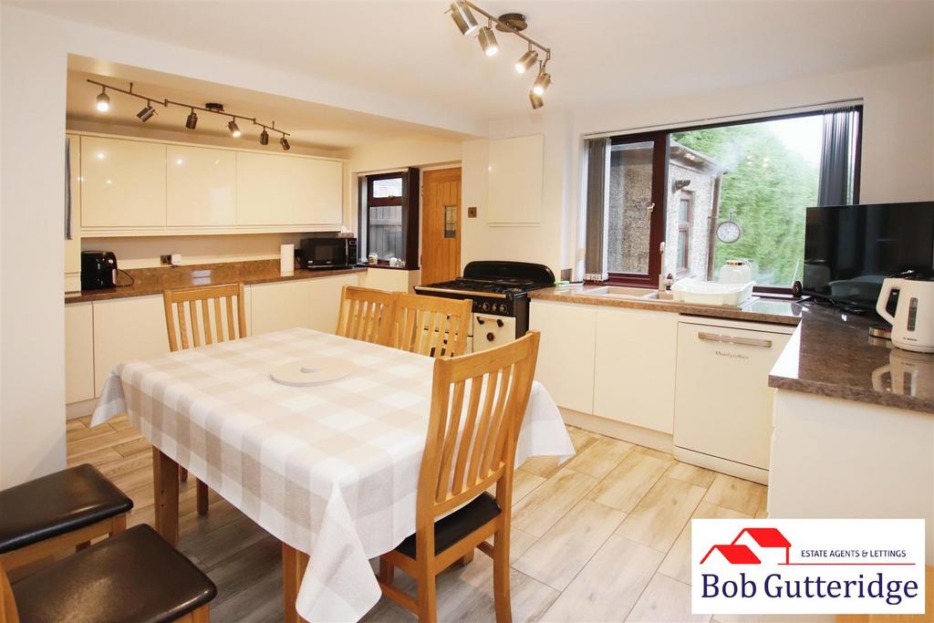 Open plan fitted kitchen/dining room