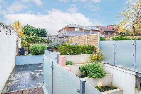 3 bedroom flat for sale, Radbourne Road, London SW12