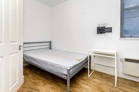 Studio to rent, Castletown Road, London W14