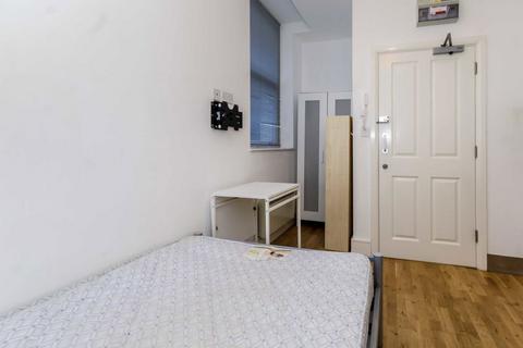 Studio to rent, Castletown Road, London W14