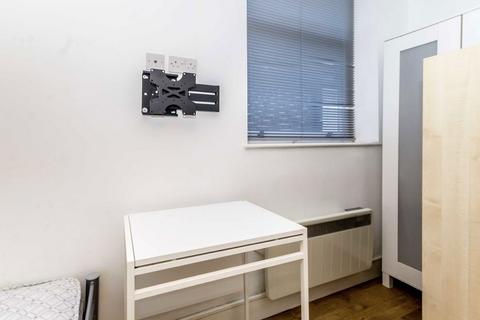 Studio to rent, Castletown Road, London W14