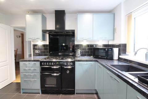 12 Ashdale Close, Kingswinford, DY6 7DN