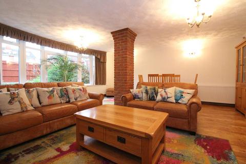 12 Ashdale Close, Kingswinford, DY6 7DN