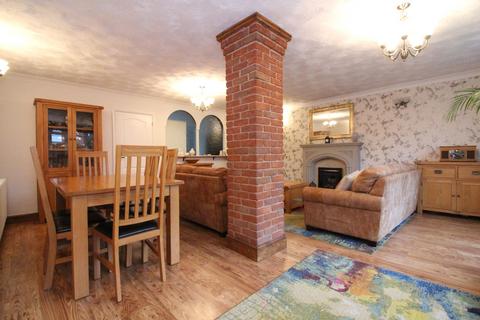 12 Ashdale Close, Kingswinford, DY6 7DN