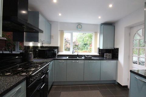 12 Ashdale Close, Kingswinford, DY6 7DN