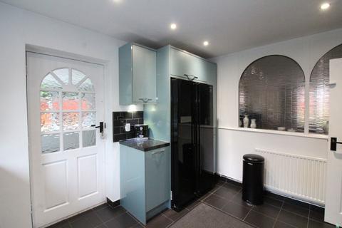 12 Ashdale Close, Kingswinford, DY6 7DN