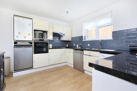 3 bedroom maisonette to rent, Melody Road, London