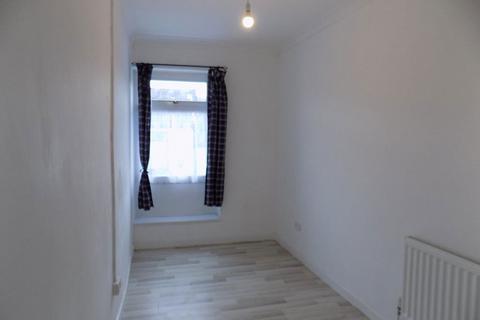 3 bedroom flat to rent, Commercial Street, Ystalyfera, SA9 2HS