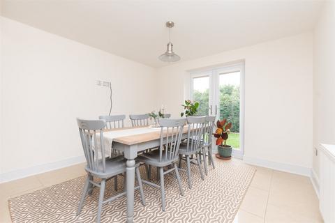 37 Beechwood Drive, Meopham, Gravesend, DA13 0TX