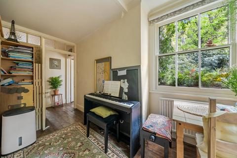 2 bedroom flat for sale, Sunningdale Gardens, London, W8