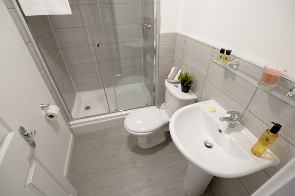 A modern and clean bathroom featuring a spaciou...