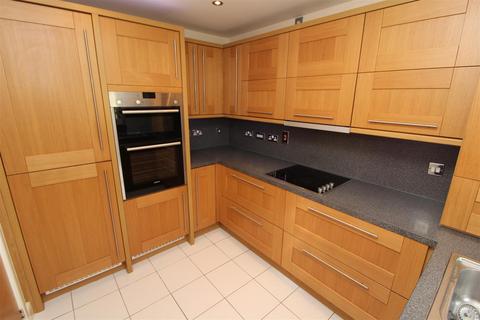 3 bedroom townhouse to rent, Neath Farm Court, Cambridge