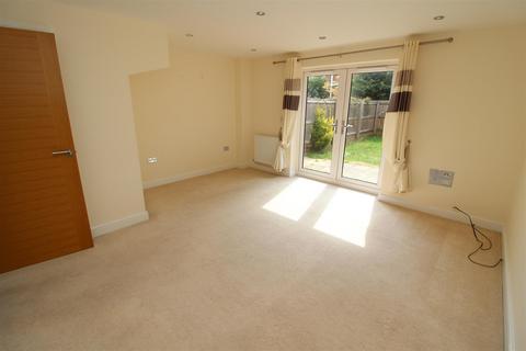 3 bedroom townhouse to rent, Neath Farm Court, Cambridge