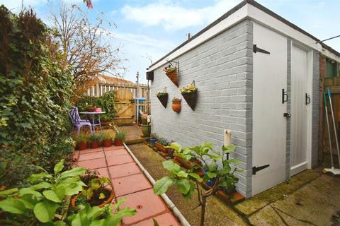 2 bedroom terraced house for sale, Garrick Close, Hull