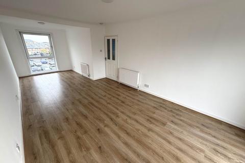 3 bedroom flat to rent, Anne Avenue, Renfrew