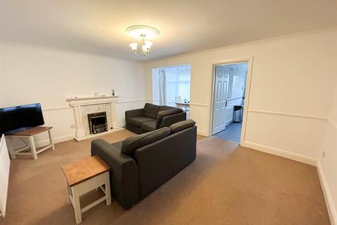 2 bedroom flat to rent, Rennington Close, North Shields