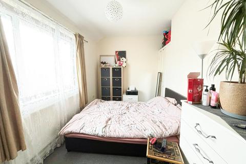 2 bedroom detached house to rent, Comyns Road, Dagenham, RM9