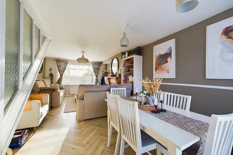 15 Beechwood Grove, Tuffley, Gloucester, GL4 0AQ