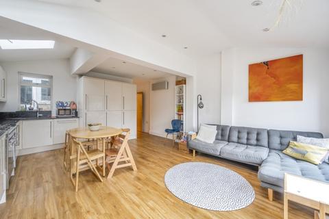 2 bedroom flat to rent, Disraeli Road Putney SW15