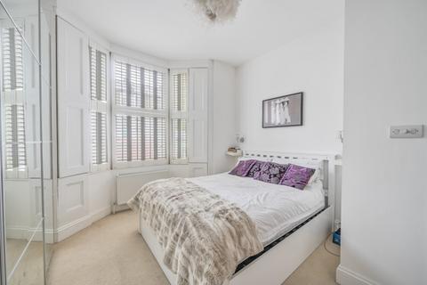 2 bedroom flat to rent, Disraeli Road Putney SW15