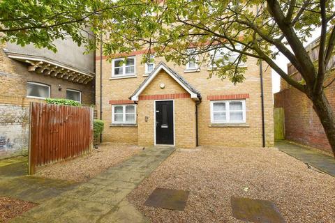 1 bedroom flat for sale, 7 Manor Road, Chatham, Kent, ME4 6AU