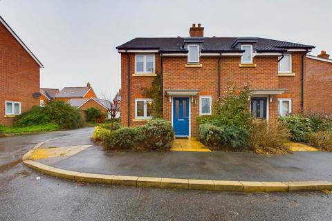 3 bedroom semi-detached house for sale, Lakeland Drive, Aylesbury HP18